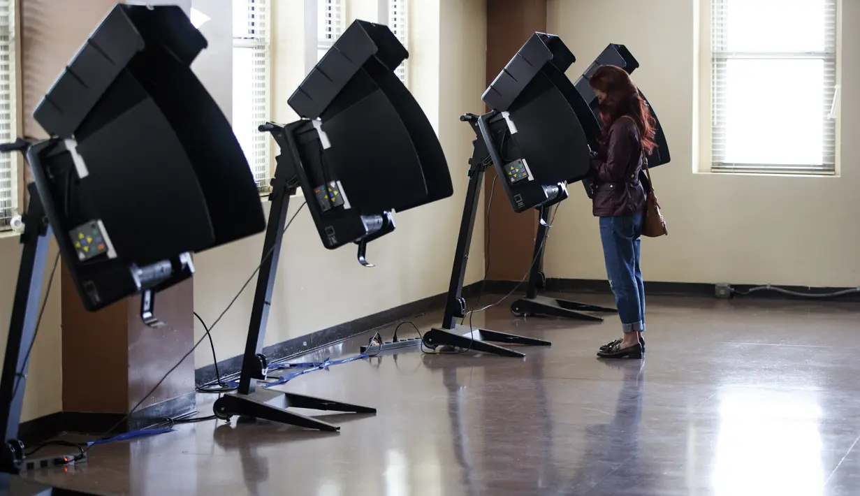 Seorang pemilih memberikan suaranya di tempat pemungutan suara di Washington DC, Amerika Serikat (AS), pada 27 Oktober 2020. Pemungutan suara awal (early voting) secara langsung dimulai di Washington DC pada Selasa (27/10) di 32 tempat pemungutan suara. (Xinhua/Ting Shen)