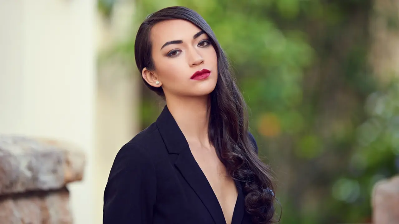 perempuan berjas hitam cantik makeup ketus marah