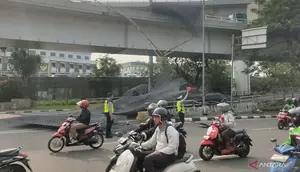 Ada Truk Terguling, Begini Kondisi Terkini Lalu Lintas Sekitar Flyover Tomang