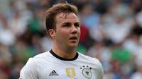 Mario Gotze akan memperkuat Eintracht Frankfurt pada musim depan. Ia dibeli dari PSV Eindhoven seharga 10 juta euro dengan kontrak hingga 2025. Sosok Gotze masih menjadi ingatan hangat saat jadi pahlawan kemenangan Timnas Jerman menjuarai Piala Dunia 2014 silam. Meski tak muda lagi, pengalaman pria 30 tahun tersebut akan dibutuhkan oleh skuat yang berjuluk Die Alder. (AFP/Kenzo Tribouillard)