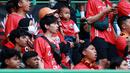 Suporter Cilik saat menyaksikan pertandingan Persija Jakarta melawan Arema FC pada laga BRI Liga 1 di Stadion Patriot Candrabhaga, Bekasi, Minggu (12/2/2023). Orang tua yang juga fans Persija sudah mulai menularkan kecintaan mereka pada Macan Kemayoran sejak dini. (Bola.com/M Iqbal Ichsan)