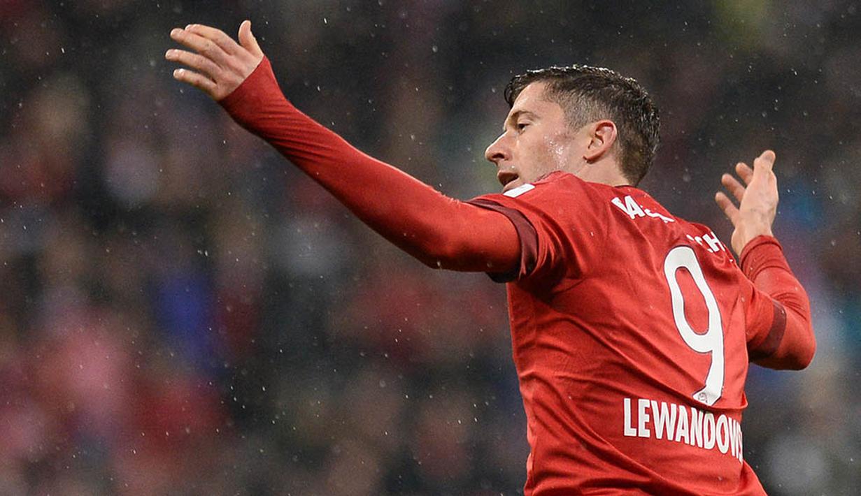 3. Robert Lewandowski (Bayern Munchen), 70 juta poundsterling, kepergian sang pelatih Josep Guardiola ke Manchester City bukan tidak mungkin membuat dirinya juga memutuskan untuk berlabuh ke klub Liga Inggris. (AFP/Lukas Barth)