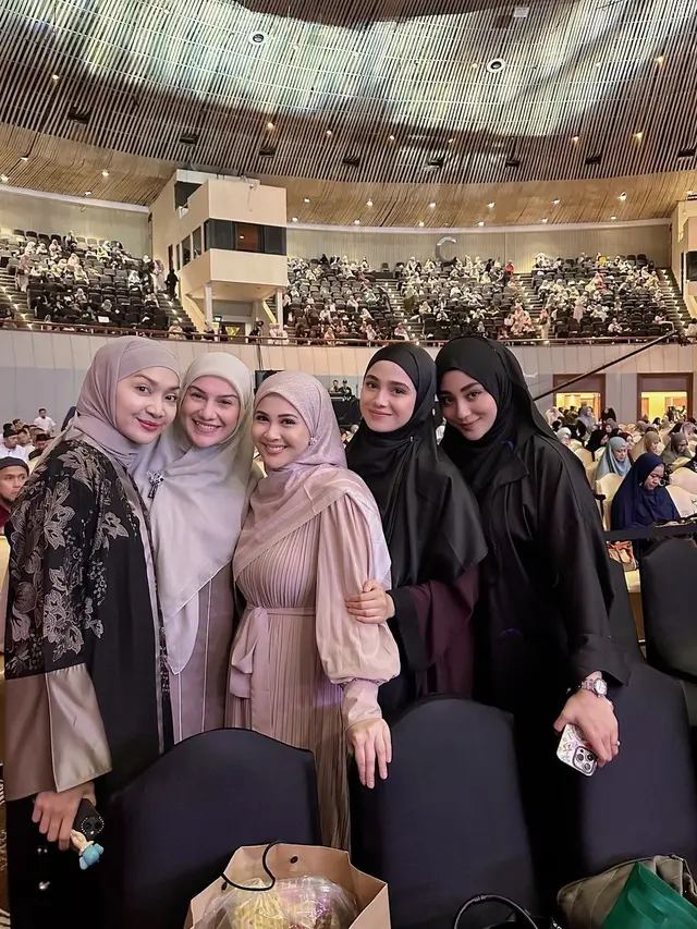 7 Potret El Rumi Hadiri Kajian Bareng Syifa Hadju Ini Tuai Sorotan Penggemar