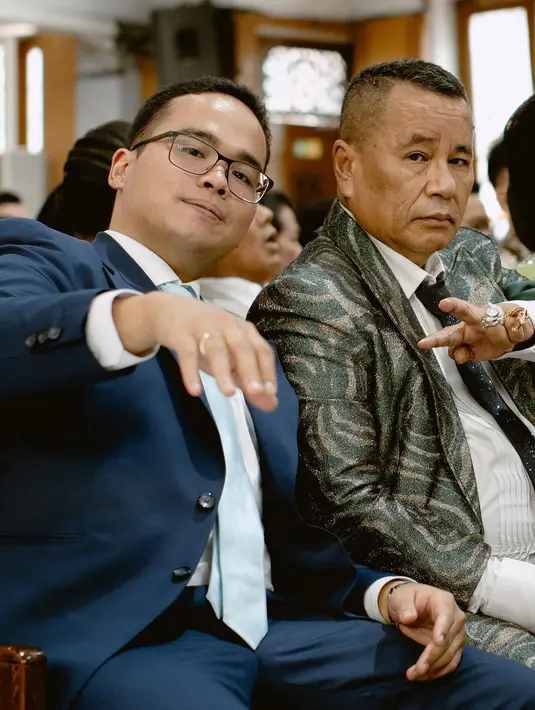 Tak ketinggalan, cincin emas yang besar menghiasi jari manis dan kelingking dengan pamer yang khas [@fchweddings]