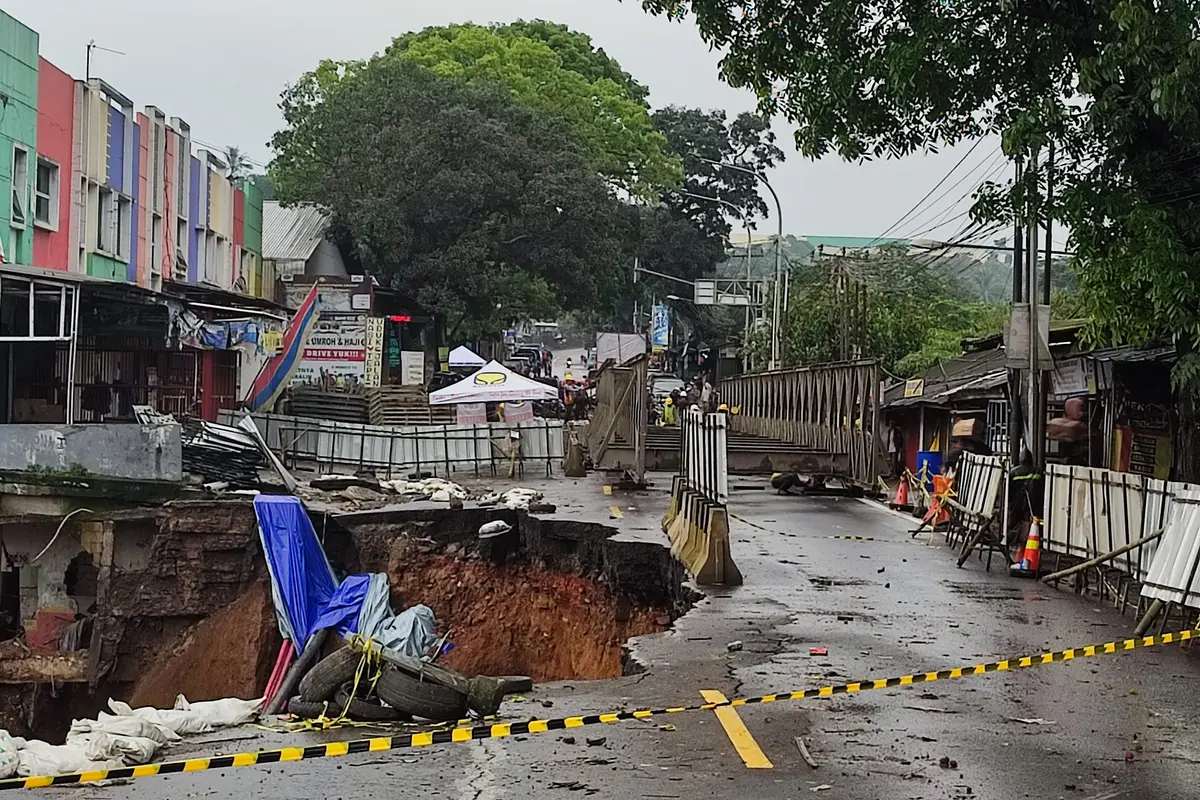 Overload Truk Picu Longsor Jalan Bogor-Sukabumi