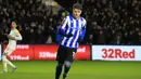 Hanya berselang tiga belas menit, Sheffield Wednesday berhasil menggandakan keunggulan menjadi 2-0 lagi-lagi melalui gol yang dicetak John Windass. (AFP/Lindsey Parnaby)