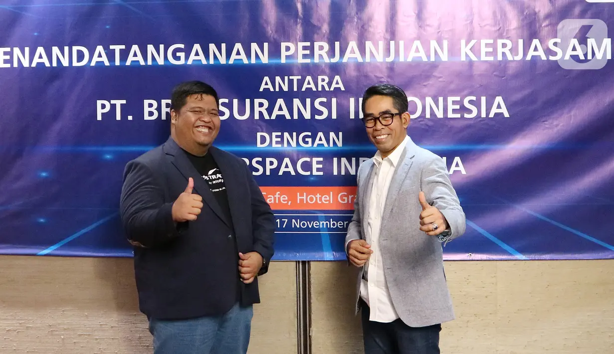 CEO ACCESSTRADE Indonesia dan Dirut BRI Insurance berpose usai Penandatanganan Perjanjian kerjasama Affiliate Marketing di Jakarta, Selasa (17/11/2020). Affiliate marketing adalah metode pemasaran digital yang menghubungkan antara pengiklan (advertiser) dan publisher. (Liputan6.com/Pool/Accesstrade)