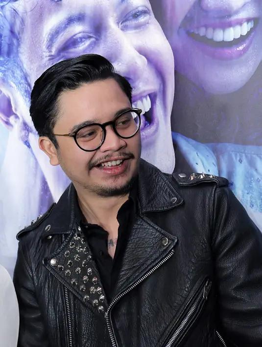 "Seru karena gue jadi dokter yang beda. Orang kan ngelihat dokter sekarang kayaknya galak, serius, kaku. Gue coba membawakan gimana image dokter yang kelihatannya kaku itu enggak, gitu" ujar pemeran dan juga penyanyi itu. (Deki Prayoga/Bintang.com)