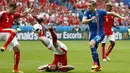 Perebutan bola antara pemain Austria dan Islandia pada laga terakhir Grup F Piala Eropa 2016 di Stade de France, Paris, Rabu (23/6/2016). (AFP/Odd Andersen)