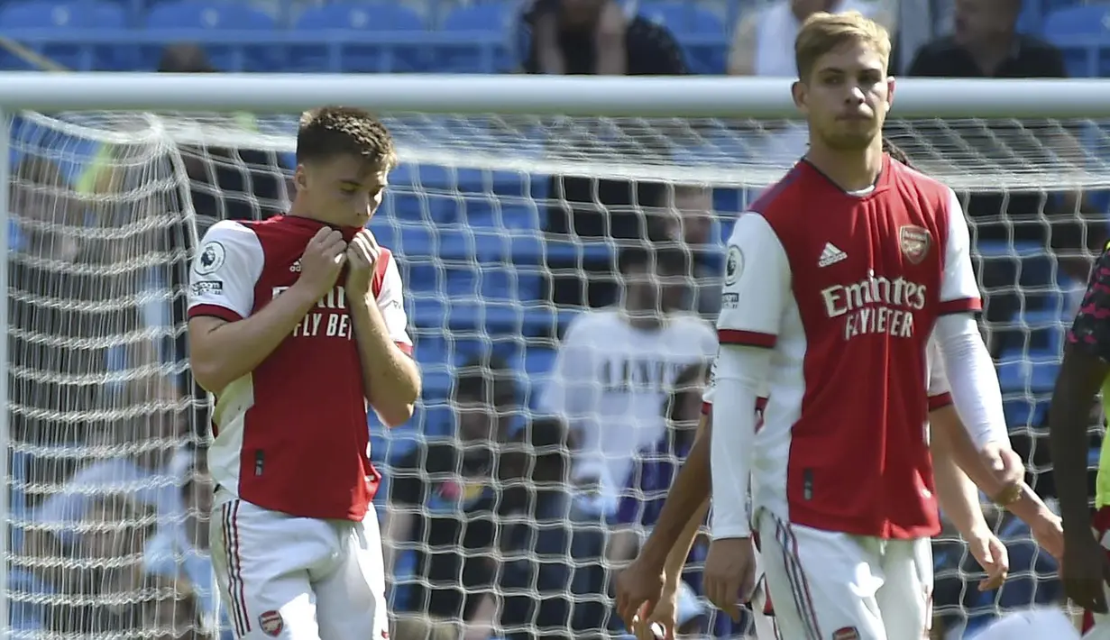 Barisan tengah yang dikomandoi oleh Emile Smith Rowe juga tak bisa berbuat banyak setelah Granit Xhaka diganjar kartu merah oleh Martin Atkinson. (Foto: AP/Rui Vieira)