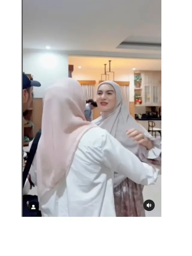 8 Potret Irish Bella Gelar Pengajian di Rumah, Penuh Kehangatan