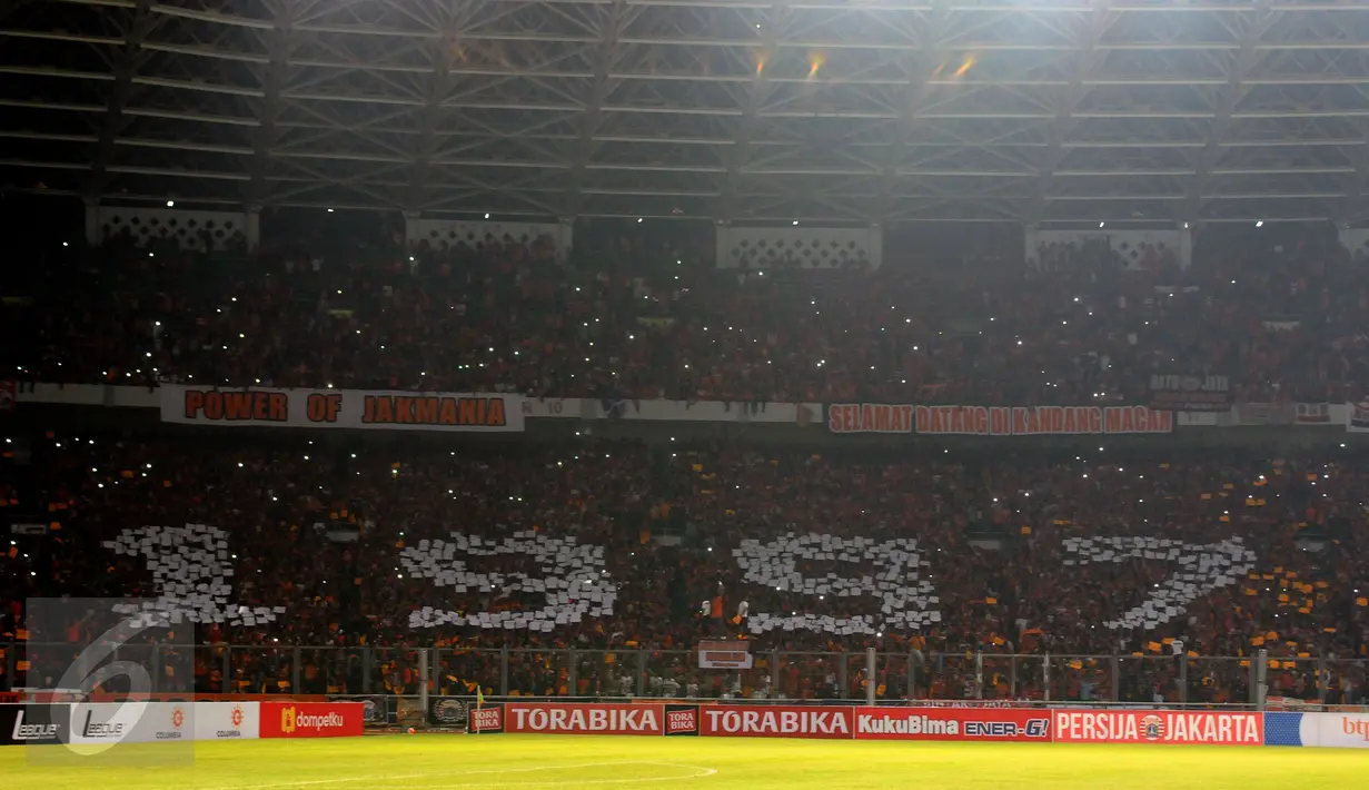 Suporter tim Macan Kemayoran membuat koreografi tahun kelahiran Jakmania jelang laga Persija melawan Semen Padang di Torabika Soccer Championship presented by IM3 Ooredoo di Stadion GBK, Jakarta, Minggu (8/5/2016). (Liputan6.com/Helmi Fithriansyah)