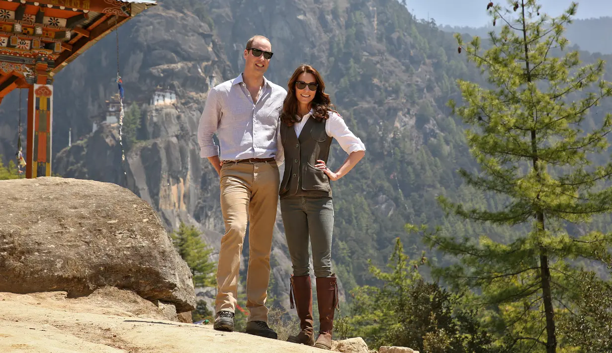 Senyum semringah Pangeran William bersama istrinya Kate Middleton Duchess of Cambridge foto di depan sebuah biara Buddha di Bhutan, 15 April 2016. (REUTERS/Cathal McNaughton)