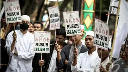 Massa yang tergabung dari berbagai forum Islam berunjuk rasa di depan Balai Kota, Jakarta, Jumat (24/10/2014) (Liputan6.com/Faizal Fanani)