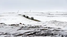 Sistem rudal antikapal Bastion bergerak dari posisi di Pulau Alexandra Land dekat Nagurskoye, Rusia, Senin (17/5/2021). Pangkalan militer paling utara Rusia ini memproyeksikan kekuatan dan pengaruh Moskow di seluruh Kutub Utara. (AP Photo/Alexander Zemlianichenko)