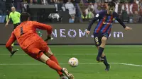 Pedri (kanan) berhasil mencetak gol ketiga bagi Barcelona pada menit ke-69 dalam pertandingan Supercopa de Espana melawan Real Madrid di King Fahd Stadium, Arab Saudi, Senin (16/1/2023) WIB. (AFP/Guiseppe Cacace)