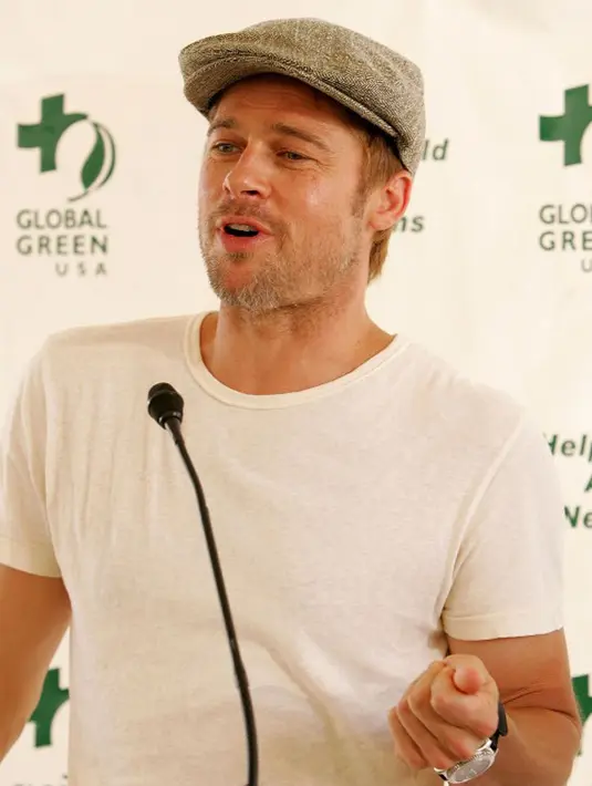 Selain itu, beberapa waktu lalu Pitt juga sempat mengalami masalah pertikaian dengan anak sulungnya, Maddox. Dilaporkan Pitt telah bersikap keras pada Maddox di pesawat jet pribadinya, meski akhirnya ia dinyatakan tak bersalah. (AFP/Bintang.com)