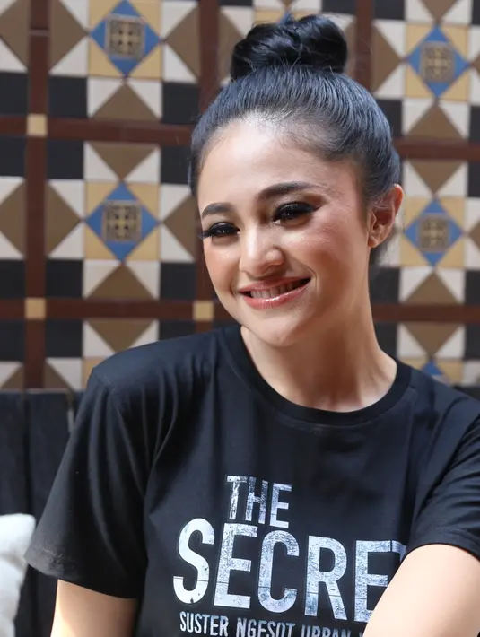 "Cerita film ini lebih bagus daripada ekspetasi aku makanya aku mau ikut berkontribusi. Aku senang banget dan merasa beruntung juga bisa menjadi bagian film ini," lanjutnya. (Nurwahyunan/Bintang.com)