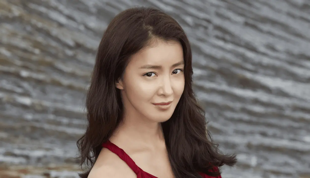 Agensi itu juga mengatakan jika saat ini Lee Si Young fokus dalam merawat sang buah hati. (Foto: soompi.com)