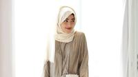 Untuk outfit lebaran, bisa pilih gamis warna nude yang dipadukan dengan hijab pashmina warna putih tulang seperti look influencer Shirin Al-Athrus ini (Instagram/shireeenz).