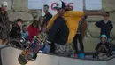 Peserta saat mengikuti kompetisi Kejuaraan Skateboard Malaga Natural Bowl Riders II di Malaga, Spanyol (17/12).  (AFP Photo/Jorge Guerrero)
