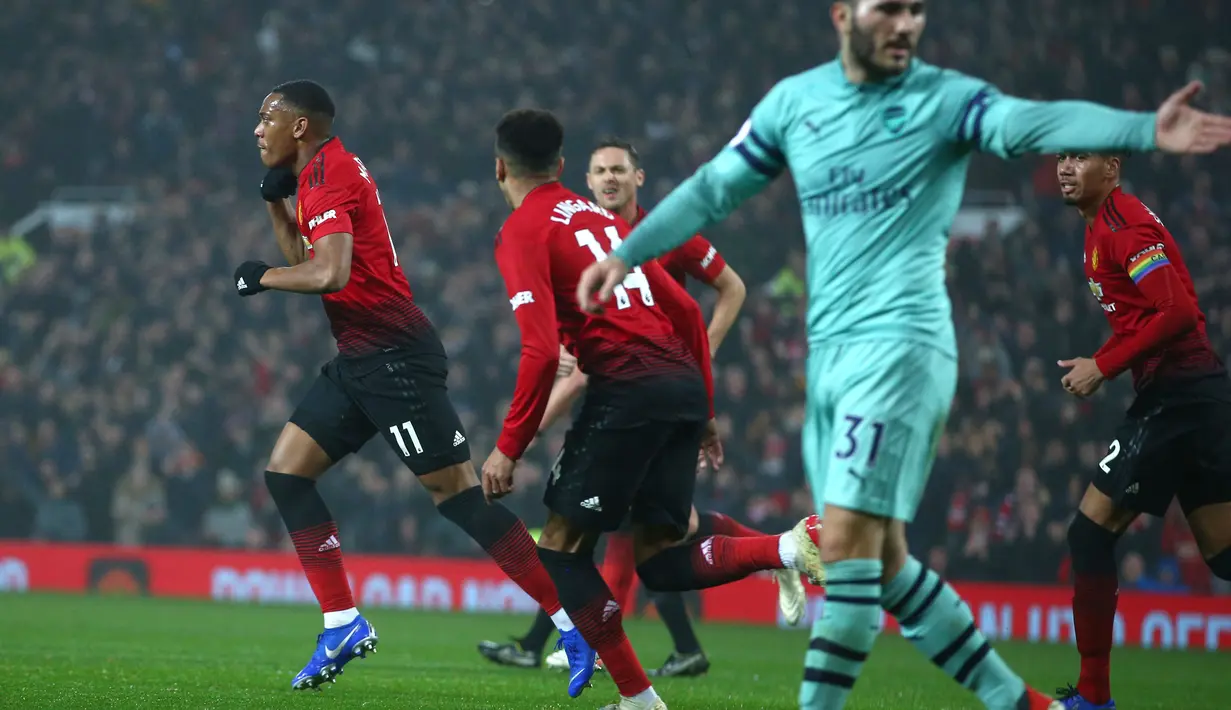 Striker Manchester United, Anthony Martial (kiri) berselebrasi usai mencetak gol ke gawang Arsenal pada pertandingan lanjutan Liga Inggris di stadion Old Trafford (5/12). MU bermain imbang 2-2 atas Arsenal. (AP Photo/Dave Thompson)