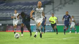 Pemain Persikabo 1973, Shumeiko Veniamin (kanan) berebut bola dengan pemain Arema FC, Ridwan Tawainela dalam laga tunda pekan ke-17 BRI Liga 1 2021/2022 di Stadion I Wayan Dipta, Gianyar, Bali, Rabu (5/1/2022). (Bola.com/Nandang Permana)