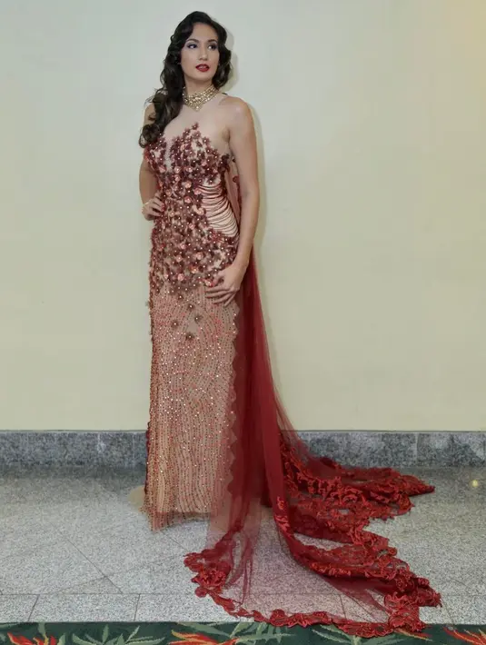 Di beberapa postingan foto di akun Instagram-nya, Nadine juga memamerkan saat ia mengenakan gaun. (foto: instagram.com/nadinelist)