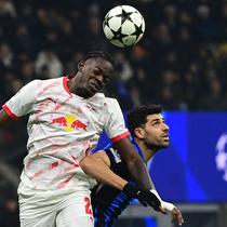 Bek RB Leipzig asal Prancis, Castello Lukeba, berebut bola dengan penyerang Inter Milan, Mehdi Taremi, dalam pertandingan Liga Champions di San Siro, 26 November 2024. (PIERO CRUCIATTI / AFP)