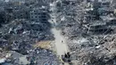 Sementara itu ribuan warga Palestina yang selama ini mengungsi mulai berangsur kembali ke wilayah asal mereka. (Foto oleh AFP)