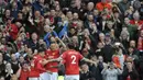 Para pemain Manchester United merayakan gol yang dicetak oleh Paul Pogba ke gawang Arsenal pada laga Premier League di Stadion Old Trafford, Senin (30/4/2018). Manchester United menang 2-1 atas Arsenal. (AP/Rui Vieira)