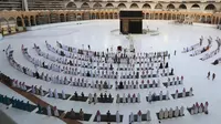 Jemaah melaksanakan salat Idul Fitri di Masjidil Haram, Mekah, Arab Saudi, Minggu (24/5/2020). Salat Idul Fitri tetap digelar di Masjidil Haram dan Masjid Nabawi namun dengan jemaah terbatas. (AFP)