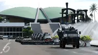 Kendaraan taktis milik Korps Brimob disiagakan untuk melakukan pengamanan kawasan gedung DPR RI, Jakarta, Kamis (30/3). Pengamanan terkait isu aksi massa pada 30 dan 31 Maret 2017. (Liputan6.com/Helmi Fithriansyah)