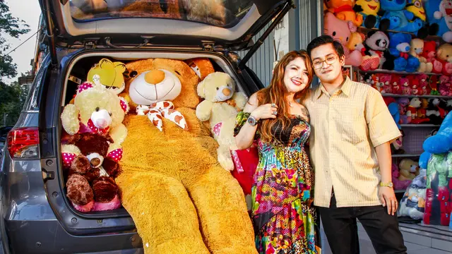 Ian Wibowo dan Barbie Kumalasari saat berbelanja boneka
