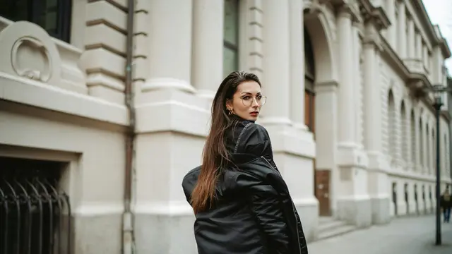 Inspirasi Padu Padan Outfit dengan Jaket Kulit