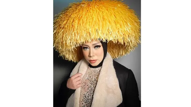 Fashion Item Melly Goeslaw dari Bahan Tak Biasa