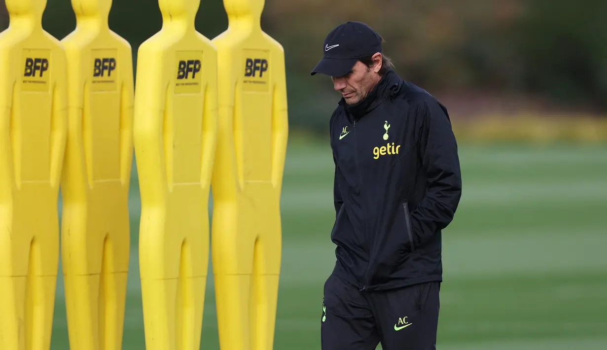 Pelatih Tottenham Hotspur, Antonio Conte menghadiri sesi latihan tim di Tottenham Hotspur Football Club Training Ground di London utara pada 31 Oktober 2022. Tottenham akan bertanding melawan Marseille pada pertandingan lanjutan Grup D Liga Champions di Stade Velodrome pada Rabu, 2 November 2022, jam 03:00 WIB. (AFP/Adrian Dennis)