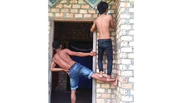 6 Potret Kerja Sama Tukang Bangunan Ini Totalitas Banget