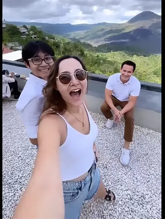 Tujuh tahun lalu Marcellino dan Dewi Rezer resmi cerai. Meski demikian, keduanya tetap kompak untuk urusan anak. Momen Dewi Rezer dan Marcellino saat menemani kedua anaknya liburan. [Instagram/rezerdewi]