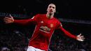 Penyerang MU, Zlatan Ibrahimovic melakukan selebrasi usai mencetak gol ke gawang Sunderland pada pertandingan Liga Inggris di Old Trafford, (26/12).MU menang atas Sunderland dengan skror 3-1. (Reuters/Phil Noble)