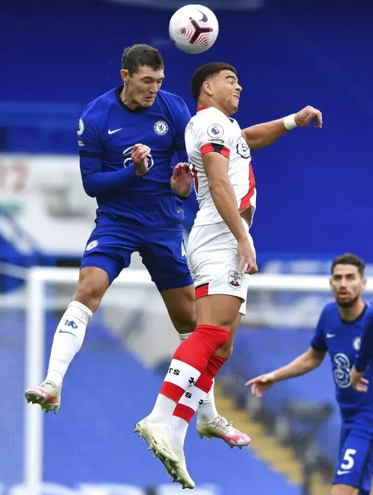 Pemain Chelsea Andreas Chistensen (kiri) berebut bola dengan pemain Southampton Che Adams pada pertandingan Liga Premier Inggris di Stamford Bridge, London, Inggris, Sabtu (17/10/2020). Pertandingan berakhir dengan skor 3-3. (Ben Stansall/Pool via AP)