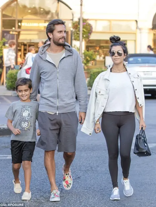 Kourtey Kardashian sendiri dikabarkan merasa senang karena Scott Disick rela datang demi anaknya, Mason. (Daily Mail)