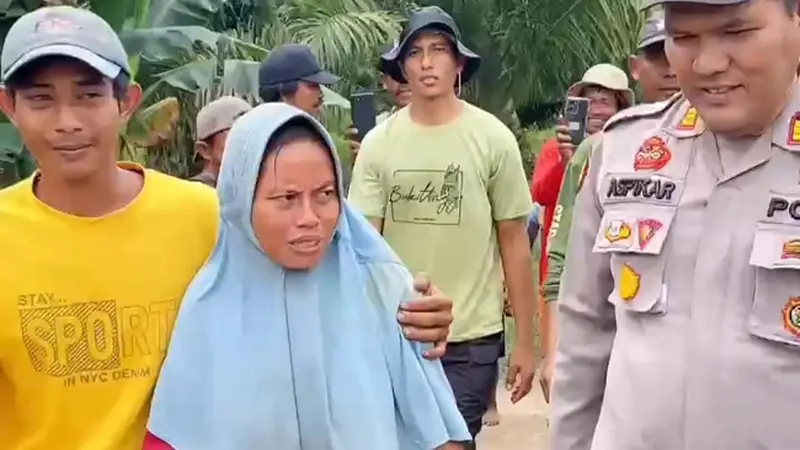 Warga Kecamatan Bungaraya, Sundari (tengah) saat dievakuasi warga setelah hilang beberapa hari di kebun.