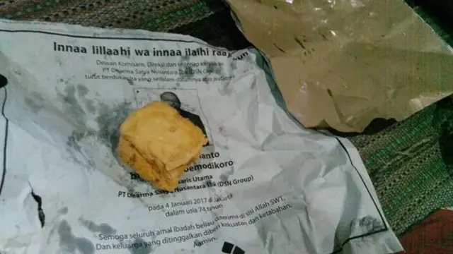 5 Foto Orang di Kertas Bungkusan Ini Bikin Ketawa Nyengir