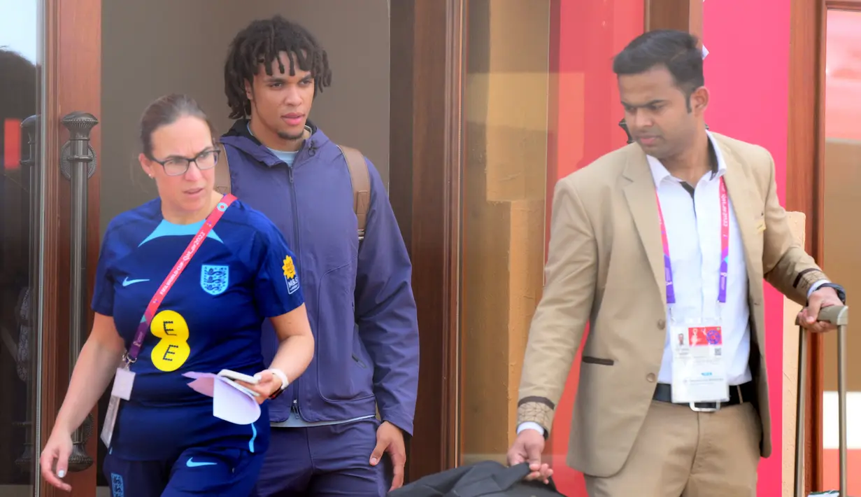Bek Inggris, Trent Alexander-Arnold (tengah) meninggalkan hotel tim di Doha (11/12/2022). Timnas Inggris langsung meninggalkan Qatar usai tersingkir di gelaran Piala Dunia 2022, Minggu (11/12/2022). Kekalahan 1-2 atas Prancis di babak perempat final menghentikan langkah Inggris  di Piala Dunia 2022.  (AFP/Paul Ellis)