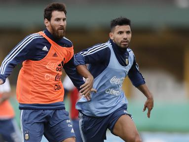 Striker Argentina, Lionel Messi dan Sergio Aguero, mengikuti latihan bersama timnas Argentina jelang laga kualifikasi piala dunia 2018 di  Buenos Aires, Selasa (29/8/2017). Argentina akan berhadapan dengan Uruguay. (AP/Natacha Pisarenko)