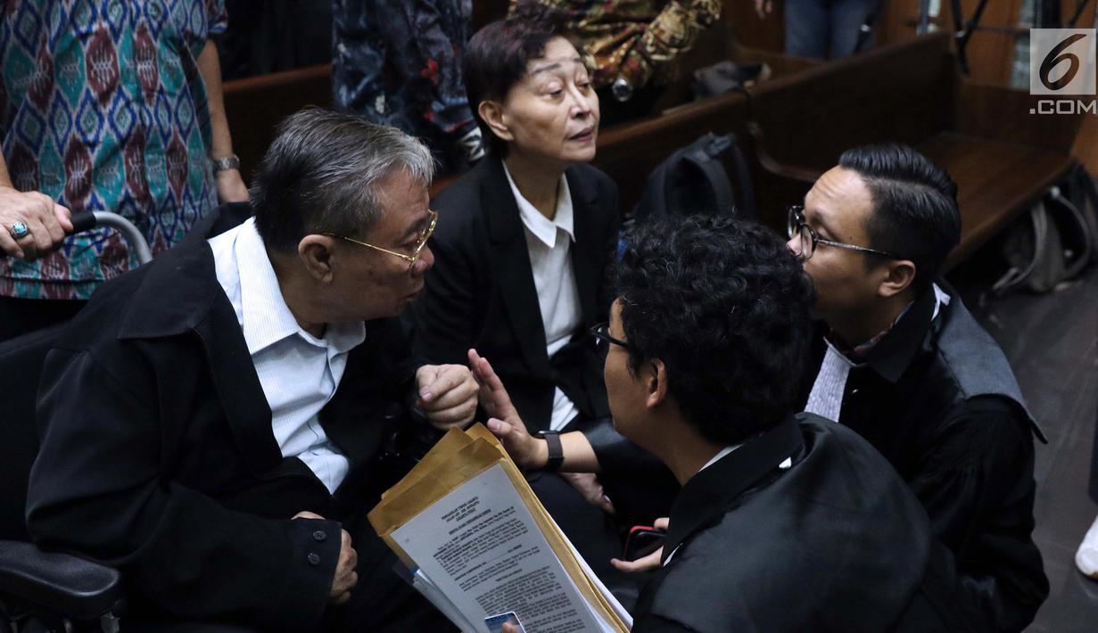 Direktur Utama PT Wijaya Kusuma Emindo (WKE), Budi Suharto (kiri) bersama kuasa hukumnya usai menjalani sidang perdana di Pengadilan Tipikor, Jakarta, Rabu (20/1).Sidang mendengarkan pembacaan dakwaan dari JPU KPK. (Liputan6.com/Helmi Fithriansyah)
