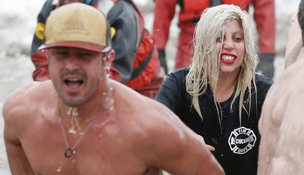 Dan mereka pun kembali bersemangat menantang dinginnya air es.