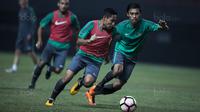Gelandang Timnas Indonesia, Evan Dimas, menggiring bola saat latihan di Stadion Patriot, Bekasi, Senin (2/10/2017). Latihan ini merupakan persiapan jelang laga persahabatan melawan Kamboja. (Bola.com/Vitalis Yogi Trisna)