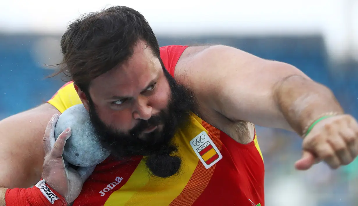 Atlet tolak peluru Spanyol, Carlos Tobalina bersiap melempar bola yang terbuat dari logam/besi pada Olimpiade 2016 di Rio de Janeiro , Brasil. (18/8). Para atlet berjuang untuk melempar bola besi tersebut sejauh mungkin. (REUTERS / Kai Pfaffenbach)